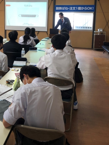 岐阜大学教育学部附属小中学校 バネ工場見学 - ばねとくらす